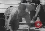 Standbild Afrikanische amerikanische Mädchen weben Körbe United States USA, 1940, aus Sekunde 33 historischem Filmmaterial Videoclip 65675059218