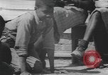 Standbild Afrikanische amerikanische Mädchen weben Körbe United States USA, 1940, aus Sekunde 34 historischem Filmmaterial Videoclip 65675059218