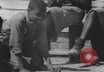 Standbild Afrikanische amerikanische Mädchen weben Körbe United States USA, 1940, aus Sekunde 36 historischem Filmmaterial Videoclip 65675059218
