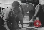 Standbild Afrikanische amerikanische Mädchen weben Körbe United States USA, 1940, aus Sekunde 38 historischem Filmmaterial Videoclip 65675059218
