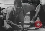 Standbild Afrikanische amerikanische Mädchen weben Körbe United States USA, 1940, aus Sekunde 39 historischem Filmmaterial Videoclip 65675059218