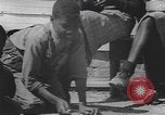 Standbild Afrikanische amerikanische Mädchen weben Körbe United States USA, 1940, aus Sekunde 40 historischem Filmmaterial Videoclip 65675059218