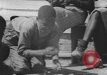 Standbild Afrikanische amerikanische Mädchen weben Körbe United States USA, 1940, aus Sekunde 41 historischem Filmmaterial Videoclip 65675059218