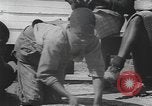 Standbild Afrikanische amerikanische Mädchen weben Körbe United States USA, 1940, aus Sekunde 42 historischem Filmmaterial Videoclip 65675059218