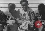 Standbild Afrikanische amerikanische Mädchen weben Körbe United States USA, 1940, aus Sekunde 43 historischem Filmmaterial Videoclip 65675059218