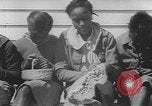 Standbild Afrikanische amerikanische Mädchen weben Körbe United States USA, 1940, aus Sekunde 44 historischem Filmmaterial Videoclip 65675059218