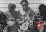 Standbild Afrikanische amerikanische Mädchen weben Körbe United States USA, 1940, aus Sekunde 45 historischem Filmmaterial Videoclip 65675059218
