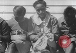 Standbild Afrikanische amerikanische Mädchen weben Körbe United States USA, 1940, aus Sekunde 46 historischem Filmmaterial Videoclip 65675059218