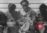 Standbild Afrikanische amerikanische Mädchen weben Körbe United States USA, 1940, aus Sekunde 47 historischem Filmmaterial Videoclip 65675059218