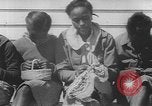 Standbild Afrikanische amerikanische Mädchen weben Körbe United States USA, 1940, aus Sekunde 48 historischem Filmmaterial Videoclip 65675059218