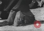 Standbild Afrikanische amerikanische Mädchen weben Körbe United States USA, 1940, aus Sekunde 52 historischem Filmmaterial Videoclip 65675059218