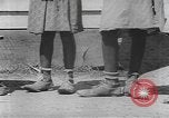 Standbild Afrikanische amerikanische Mädchen weben Körbe United States USA, 1940, aus Sekunde 56 historischem Filmmaterial Videoclip 65675059218