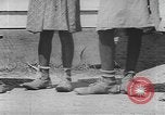 Standbild Afrikanische amerikanische Mädchen weben Körbe United States USA, 1940, aus Sekunde 57 historischem Filmmaterial Videoclip 65675059218
