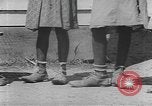 Standbild Afrikanische amerikanische Mädchen weben Körbe United States USA, 1940, aus Sekunde 58 historischem Filmmaterial Videoclip 65675059218