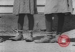 Standbild Afrikanische amerikanische Mädchen weben Körbe United States USA, 1940, aus Sekunde 59 historischem Filmmaterial Videoclip 65675059218