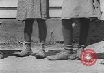 Standbild Afrikanische amerikanische Mädchen weben Körbe United States USA, 1940, aus Sekunde 60 historischem Filmmaterial Videoclip 65675059218
