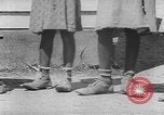 Standbild Afrikanische amerikanische Mädchen weben Körbe United States USA, 1940, aus Sekunde 61 historischem Filmmaterial Videoclip 65675059218