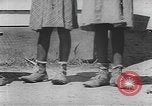 Standbild Afrikanische amerikanische Mädchen weben Körbe United States USA, 1940, aus Sekunde 62 historischem Filmmaterial Videoclip 65675059218