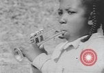 Standbild Afrikanische amerikanische Kinder trainieren und spielen Instrumente Alabama United States USA, 1940, aus Sekunde 32 historischem Filmmaterial Videoclip 65675059219
