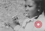 Standbild Afrikanische amerikanische Kinder trainieren und spielen Instrumente Alabama United States USA, 1940, aus Sekunde 33 historischem Filmmaterial Videoclip 65675059219