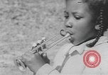 Standbild Afrikanische amerikanische Kinder trainieren und spielen Instrumente Alabama United States USA, 1940, aus Sekunde 34 historischem Filmmaterial Videoclip 65675059219