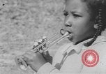 Standbild Afrikanische amerikanische Kinder trainieren und spielen Instrumente Alabama United States USA, 1940, aus Sekunde 35 historischem Filmmaterial Videoclip 65675059219