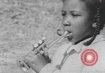 Standbild Afrikanische amerikanische Kinder trainieren und spielen Instrumente Alabama United States USA, 1940, aus Sekunde 36 historischem Filmmaterial Videoclip 65675059219