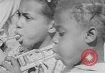 Standbild Afrikanische amerikanische Kinder trainieren und spielen Instrumente Alabama United States USA, 1940, aus Sekunde 38 historischem Filmmaterial Videoclip 65675059219