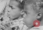 Standbild Afrikanische amerikanische Kinder trainieren und spielen Instrumente Alabama United States USA, 1940, aus Sekunde 42 historischem Filmmaterial Videoclip 65675059219