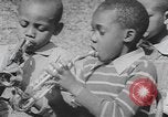 Standbild Afrikanische amerikanische Kinder trainieren und spielen Instrumente Alabama United States USA, 1940, aus Sekunde 47 historischem Filmmaterial Videoclip 65675059219