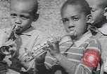 Standbild Afrikanische amerikanische Kinder trainieren und spielen Instrumente Alabama United States USA, 1940, aus Sekunde 48 historischem Filmmaterial Videoclip 65675059219