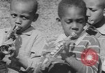 Standbild Afrikanische amerikanische Kinder trainieren und spielen Instrumente Alabama United States USA, 1940, aus Sekunde 49 historischem Filmmaterial Videoclip 65675059219