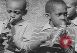 Standbild Afrikanische amerikanische Kinder trainieren und spielen Instrumente Alabama United States USA, 1940, aus Sekunde 50 historischem Filmmaterial Videoclip 65675059219