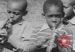 Standbild Afrikanische amerikanische Kinder trainieren und spielen Instrumente Alabama United States USA, 1940, aus Sekunde 51 historischem Filmmaterial Videoclip 65675059219