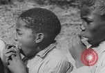 Standbild Afrikanische amerikanische Kinder trainieren und spielen Instrumente Alabama United States USA, 1940, aus Sekunde 60 historischem Filmmaterial Videoclip 65675059219