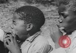 Standbild Afrikanische amerikanische Kinder trainieren und spielen Instrumente Alabama United States USA, 1940, aus Sekunde 61 historischem Filmmaterial Videoclip 65675059219