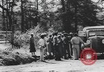 Standbild Afrikanische amerikanische Volk Picknick United States USA, 1940, aus Sekunde 10 historischem Filmmaterial Videoclip 65675059224