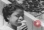 Standbild Afrikanische amerikanische Volk Picknick United States USA, 1940, aus Sekunde 12 historischem Filmmaterial Videoclip 65675059224