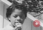 Standbild Afrikanische amerikanische Volk Picknick United States USA, 1940, aus Sekunde 14 historischem Filmmaterial Videoclip 65675059224