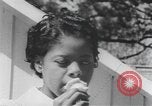 Standbild Afrikanische amerikanische Volk Picknick United States USA, 1940, aus Sekunde 17 historischem Filmmaterial Videoclip 65675059224