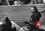 Image rodeo avec Gloria Jean Los Angeles California USA, 1944, de la seconde 7 séquences d'archives historiques vidéo 65675059242