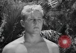 Standbild Underwater Training Nassau Bahamas, 1945, aus Sekunde 55 historischem Filmmaterial Videoclip 65675059243