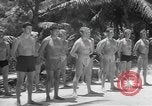 Standbild Underwater Training Nassau Bahamas, 1945, aus Sekunde 56 historischem Filmmaterial Videoclip 65675059243