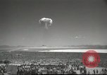 Standbild Atombombe Rauchpilz Las Vegas Nevada USA, 1952, aus Sekunde 57 historischem Filmmaterial Videoclip 65675059279