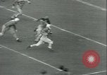 Standbild College-Football-Spiel New York United States USA, 1941, aus Sekunde 49 historischem Filmmaterial Videoclip 65675059334