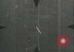 Standbild deutschen U Boot strafed auf See Atlantik, 1944, aus Sekunde 13 historischem Filmmaterial Videoclip 65675059341