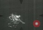 Standbild deutschen U Boot strafed auf See Atlantik, 1944, aus Sekunde 21 historischem Filmmaterial Videoclip 65675059341
