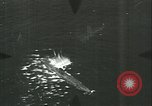 Standbild deutschen U Boot strafed auf See Atlantik, 1944, aus Sekunde 22 historischem Filmmaterial Videoclip 65675059341