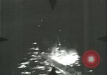 Standbild deutschen U Boot strafed auf See Atlantik, 1944, aus Sekunde 24 historischem Filmmaterial Videoclip 65675059341