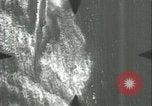 Standbild deutschen U Boot strafed auf See Atlantik, 1944, aus Sekunde 25 historischem Filmmaterial Videoclip 65675059341